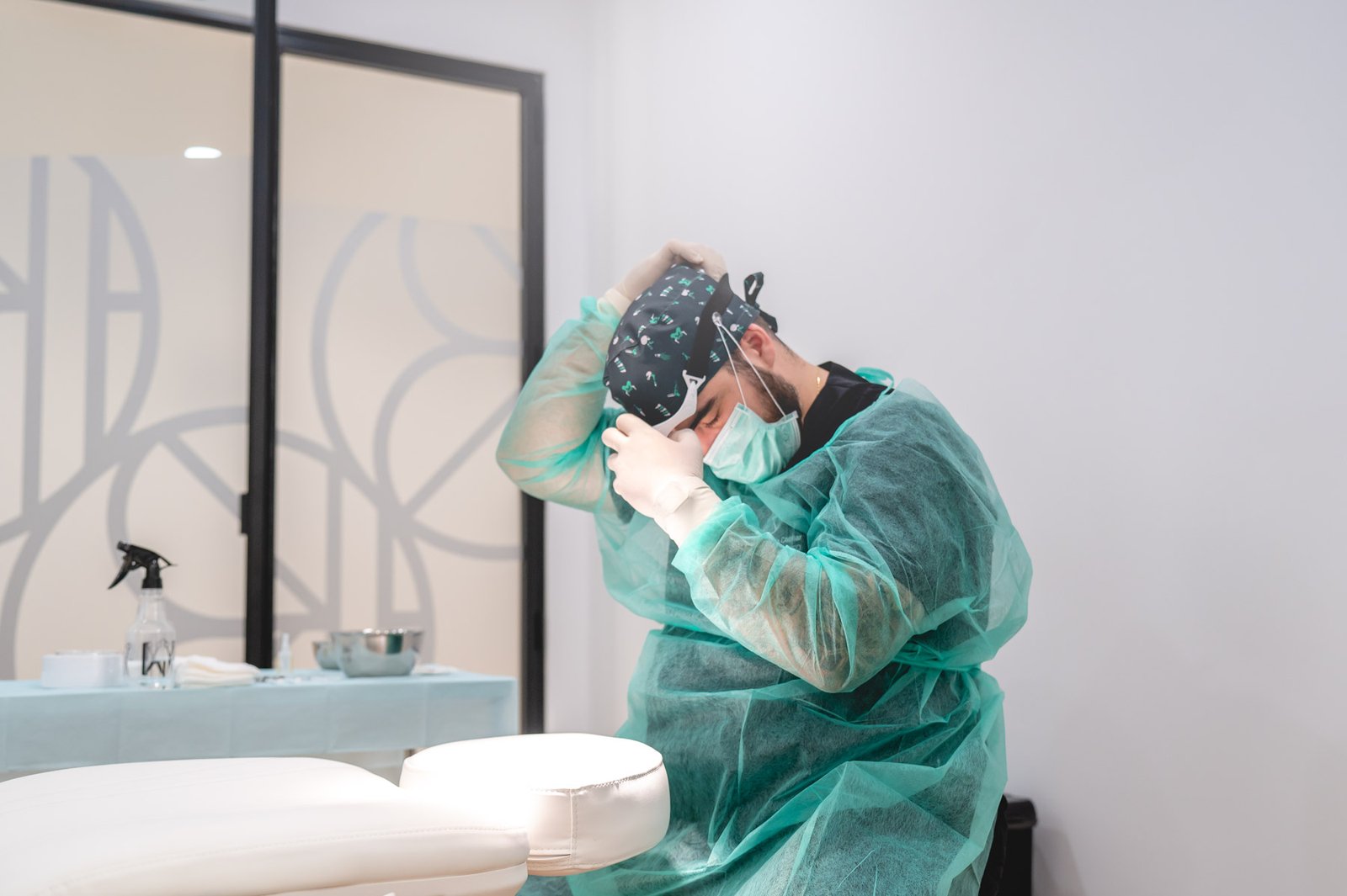 Doctor Andres Fernandez Cabeo Preparación para cirugía capilar Clínica KBO Medicina y Cirugía Capilar en Roquetas de Mar